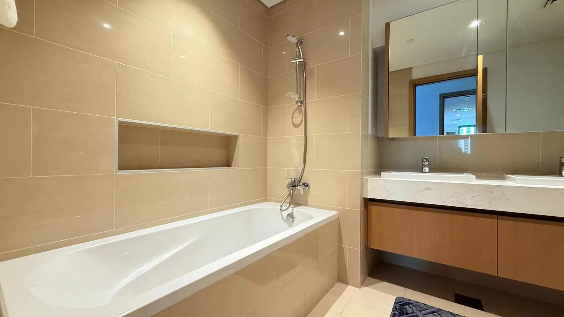 Luxury 2 Bedroom Creek Side Dubai Apartment